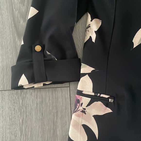 Dynamite Floral Blazer - Picture 3 of 7